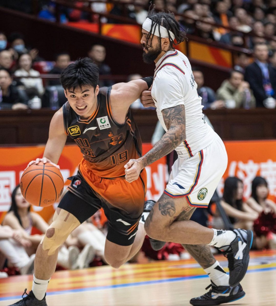 冲刺阶段CBA常规赛焦点战，门兴格拉德巴赫篮板制胜，球迷炸锅，团队化学反应显著的简单介绍